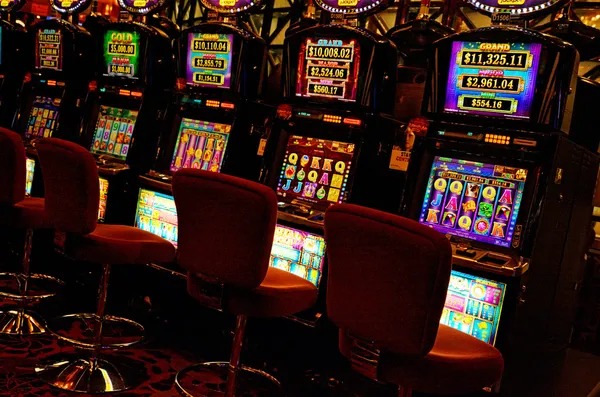 wakiljitu mobile app interface showing sportsbook Liga 1 and live-dealer casino tables on smartphone